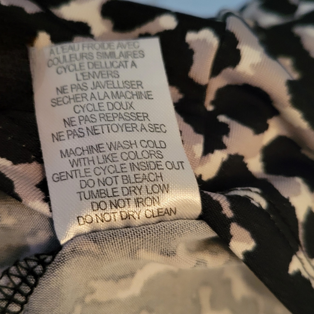 Black and White Geometric Pattern Sweater - Picture 5 of 9